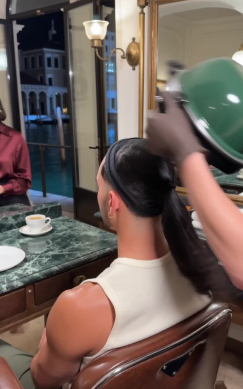 A robot in Venice turned platinum hair into perfect braids in seconds 🇮🇹🤖 Would this change salons forever? #FutureTech #Technology #Robotics #TechTok #OddlySatisfying