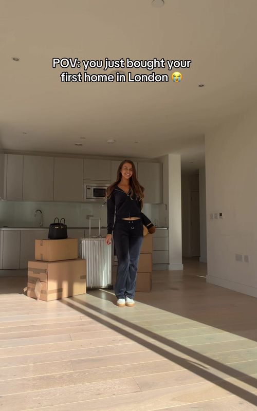 Set myself a goal to buy a Porsche and a house by 25… WE DID IT!! I moved to London 4 years ago with £2000, an iPhone and a dream. Now I get to stay here forever 😭 The world is your oyster, don’t let anyone tell you otherwise #Home #homeowner #motivation 