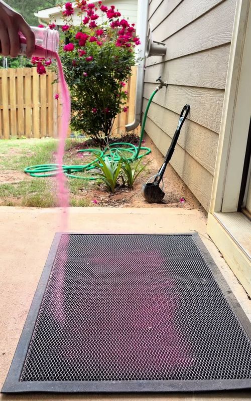 I still don’t fully understand how this works 🤯 …but I do understand I’m not constantly sweeping anymore! 🙌🏼 #muddymat #cleanhome #homehacks #momlife #cleaninghacks @Muddy Mat 