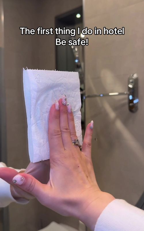 Hotel mirrors hack #momlife #LifeHack #safety #momhack #safteyfirst 