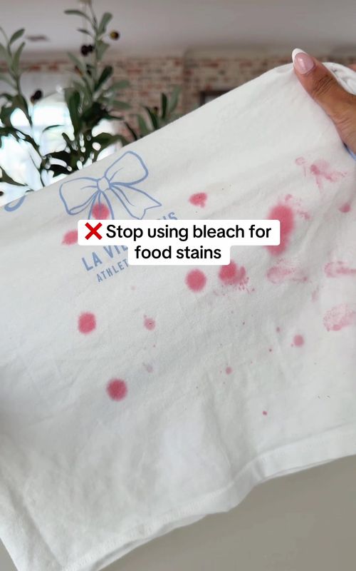You’ve been removing stains wrong this whole time 👀 this method uses no bleach, no scrubbing - literally just boiling water! I was sceptical until I tried it but it literally lifts stubborn stains in seconds 🙌 watch closely and you’ll see the stain lifting immediately! This should be suitable for most cotton and linen materials that can handle heat but some materials like silk, prints and wool can’t handle it. Save this for the next time you spill something xx  #CleanTok #cleaninghacks #stainremoval #satistifyingvideo #mamamilastips 