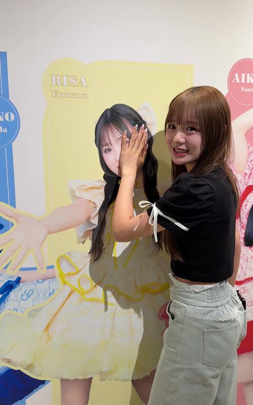 🫧～KAWAII LAB. 衣装展～ 🫧 KAWAII CLOSET in 大丸東京店 ふりぱると遊びに行きました〜💛🩷 壁の自分達の身長が気になってしょうがない2人😌 #CUTIESTREET #きゅーすと #kawaiilab #カワラボ  @ふーりー @桜庭遥花 