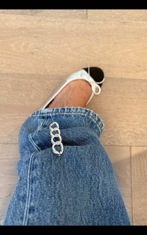 Cuff them with a pin or brooch looks cool and effortless 🔥 #stylingtips #stylehacks #styleinspo #levis #cuffem 