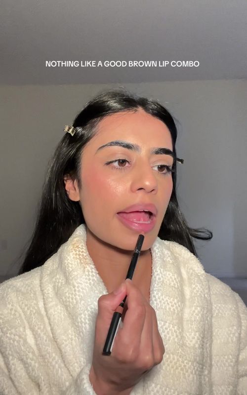 Thank you to the TikTok girlies for putting me on this combo becauseee 😭🤍✨ never going back now #makeup #makeuptok #lipcombo  Lip combo:  @rimmellondon lipliner  @L'Oreal Paris plumping gloss 