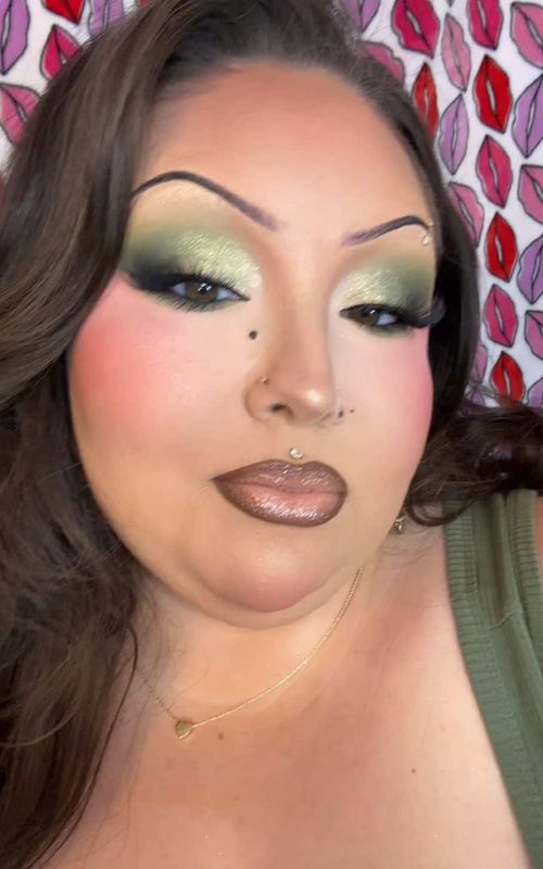 GRWM to go out!!!💃 #wlw #lesbiansoftiktok #grwm #makeup #makeuptutorial 