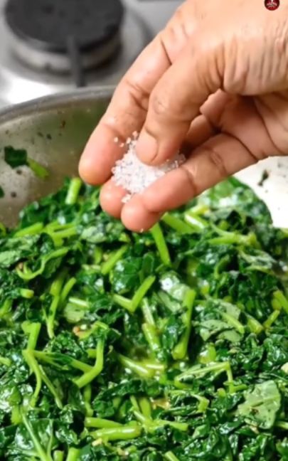 😳 🍳 5 Smart Cooking Hacks You Should Know! 🤯 #shorts #KitchenHacks #viral #quickrecipes #foodhacks #cookingtips #kitchentips #chefathome #tipstiktok #tipsforgirls #tipsandtricks #fyp #homecooking #fridge #spunchbob #vegetables #easycooking #icecream #Recipe #lifehacks #vegetable #karela #aata ##aata #roti #elaichi #sooji #makhan #malai #chini #sabzi #cooking #CookingHacks #cookingtiktok #cookingmadeeasy #inspiration #goodvibes #goviral
