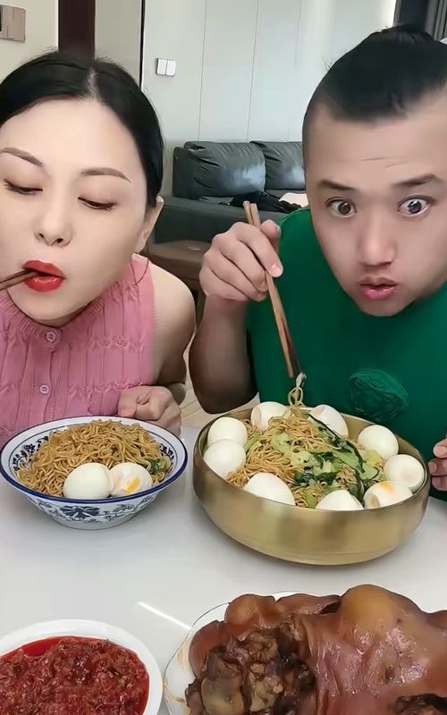 Selfish people are impossible to change… especially when food is involved 😂🍗 #CoupleLife #Foodie #FoodLovesFood#foodchallenge #husbandandwife