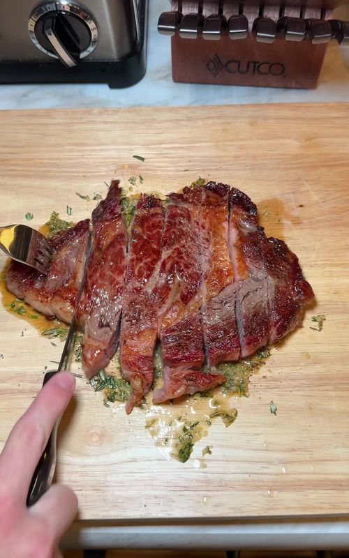 The perfect steak they say… #steak #cooking #foodhack #thefoodguy #mukbang 