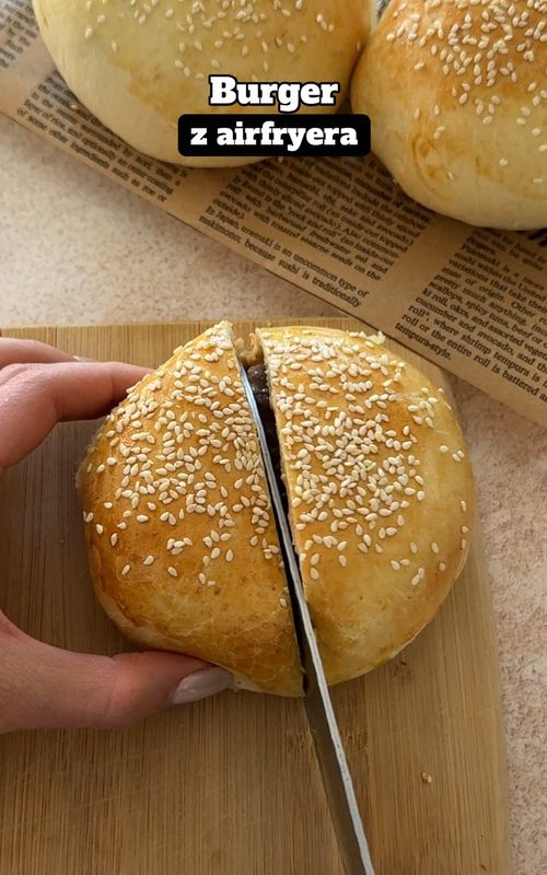 Ten viralowy burger chodził za mną już od miesiąca… więc w końcu musiałam go zrobić w airfryerze 🤓 Składniki (4 sztuki) Ciasto na bułeczki: * 250 g mąki pszennej * 100 ml ciepłego mleka * 50 ml ciepłej wody * 35 g roztopionego masła * 5 g suchych drożdży * 2 łyżeczki cukru * 1 łyżeczka soli * 1 jajko * sezam do posypania Nadzienie: * 400 g mielonej wołowiny * sól i pieprz do smaku * 1 ogórek kiszony (pokrojony w plastry) * 8 plasterków sera topionego * 1/2 pomidora (w plasterkach) * 1/2 cebuli (w piórkach) Sos: * 2 łyżeczki majonezu * 1 łyżeczka ketchupu * 1 łyżeczka musztardy * 1/2 ogórka kiszonego (drobno pokrojonego) Przygotowanie 1. W misce połącz mąkę, drożdże, cukier i sól. Dodaj ciepłe mleko, wodę oraz jajko i zacznij wyrabiać ciasto, stopniowo dolewając roztopione masło. Wyrabiaj przez około 8–10 minut, aż będzie gładkie i elastyczne, następnie przykryj i odstaw w ciepłe miejsce na ok. 1h do wyrośnięcia. 2. Z mielonej wołowiny uformuj 4 kotlety (po około 100 g każdy), dopraw je solą i pieprzem, a następnie piecz w air fryerze w temperaturze 180°C przez 6–10 minut – w zależności od preferowanego stopnia wysmażenia. 3. W małej misce wymieszaj majonez, ketchup, musztardę oraz drobno pokrojonego ogórka kiszonego i odstaw na chwilę, aby smaki się połączyły. 4. Wyrośnięte ciasto podziel na 4 części i każdą rozwałkuj na okrągły placek. Na środku ułóż kotlet, plasterki sera, pomidora, cebulę, ogórka oraz odrobinę sosu, po czym dokładnie zlep brzegi, formując zamknięte bułeczki. 5. Ułóż bułeczki złączeniem do dołu, posmaruj je roztrzepanym jajkiem i posyp sezamem, a następnie piecz w temperaturze 170°C przez 15–18 minut, aż będą złociste. #hamburger #burger #airfryermaster #airfryerrecipe #airfryer 