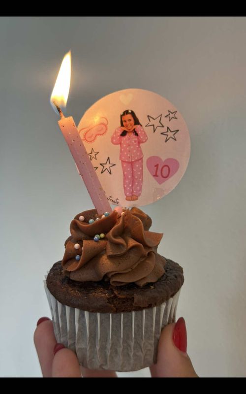 Sunday Treat 🤎🧁 Cupcake de Chocolate relleno de dulce de leche, el antojo ideal de domingo  #cupcake #chocolate #dulcedeleche #hershey #dessert 