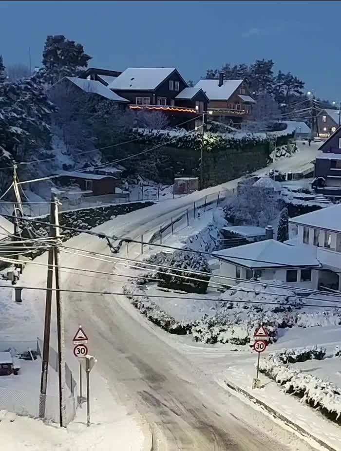 It only took seven attempts  #fypシ #foryou #fyp #foryoupage #snow #ice #winter #snø #vinter #car #driving #icyroads #bil #bilkjøring #glatteveier #norway #visitnorway #bergen #hjellestad 